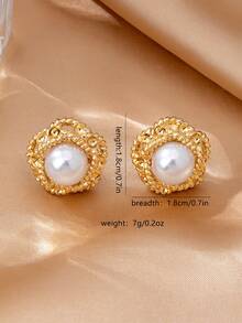 1对女士时尚珍珠耳钉。步入经典优雅的世界，戴上这对精美绝伦的金丝珍珠耳钉。每颗耳钉中央的光泽珍珠都包裹在精致的手工金属丝中，无论是在婚礼的红毯上…… - 金黃色的 - 查看 3