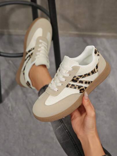 Giày thể thao nữ màu be in họa tiết da báo, đế mềm mại, thoải mái, phối sọc retro, kiểu dáng Mỹ, thích hợp cho mùa xuân/thu, giày đế bằng lưu hóa, lý tưởng cho học sinh, đi làm, đi chơi và hẹn hò.