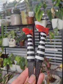 一对女巫腿花盆装饰 | 3D打印哥特式栅栏，塑料花园装饰，适用于盆栽植物、草坪，完美的户外复活节礼物，也适合万圣节，哥特式植物支架 | 迷你节日花园装饰，奇趣桌面装饰礼品，独特诡异装饰礼品 - 多色 - 查看 3