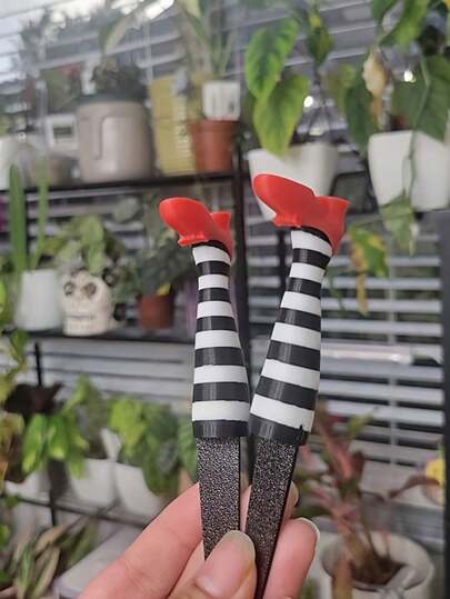 1 Cặp Chân Phù Thủy Trang Trí Chậu Cây | Hàng Rào Phong Cách Gothic In 3D, Đồ Trang Trí Sân Vườn Bằng Nhựa Cho Cây Trồng Trong Chậu, Bãi Cỏ, Món Quà Phục Sinh Ngoài Trời Hoàn Hảo Cho Bạn Bè, Cũng Thích Hợp Cho Halloween, Cọc Cắm Cây Phong Cách Gothic | Đồ Trang Trí Sân Vườn Mini Ngày Lễ, Quà Tặng Trang Trí Bàn Làm Việc Kỳ Quái, Quà Tặng Trang Trí Độc Nhất Vô Song