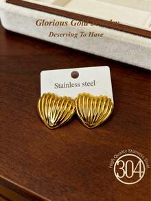 2 Pieces Of Women's 18K Shell Heart-Shaped Gold Earrings, A Women's Earpiece With Intricate Texture, Hammered Finish, Substantial Earring, Low-Allergenic Stainless Steel Material, Simple Design, Suitable As A Birthday Gift. - Gold - View 2