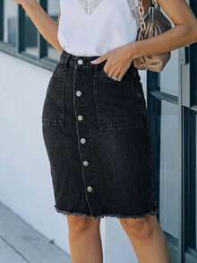 Chân váy denim đen dài đến đầu gối dành cho nữ, kiểu dáng suông, có cúc cài phía trước và gấu váy tua rua. - màu đen - Xem 5