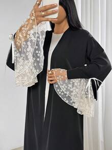 Áo Abaya dài thanh lịch dành cho nữ với tay áo loe ren tương phản, chất liệu vải dệt. - màu đen - Xem 2