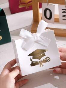 Juego de 3 cajas de regalo de graduación, esquema de colores blanco rojo verde, caja de dulces para fiesta de temporada de graduación, caja de regalo de celebración de graduación 2026 Feliz de ser graduado, caja de almacenamiento de decoración de ceremonia de graduación, opción de regalo exquisita - Ver 9
