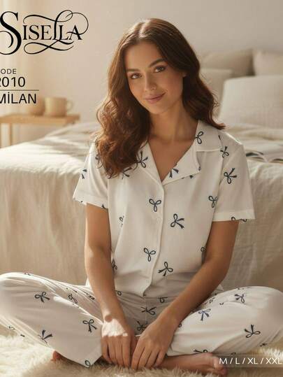Milan Fiyonk Desenli Pijama Takımı Zarafeti ve konforu bir arada arayanlar için tasarlanan bu pijama takımı, ev şığınızı bir üst seviyeye taşıyor. Weich gepolstert und gepolsterter Saum. Einer der folgenden Sprecher: Zarif Tasarım: Beyaz zemin üzerine işlenmiş lacivert fiyonk desenleri ile klasik ve şık bir görünüm sunar. Klasik-Detaylar: Nur zwei verschiedene Größen, Pyjama-Genie-Größen: M, L, XL und XXL.