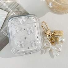 这款蝴蝶结造型的苹果耳机保护套(单只装)采用白色3D仿珍珠蝴蝶结饰面,搭配蝴蝶结元素和金色蝴蝶结吊坠。它具有防震、保护和防尘功能,时尚美观,适合青少年和年轻人使用,既可日常自用,也可作为礼物赠送。 - 白色 - 查看 21