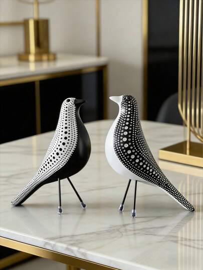 一件受草间弥生艺术启发的鸟类雕塑，简约伊姆斯风格鸟类装饰品，独特的黑白家居艺术装饰，适合摆放在书架和桌面上。