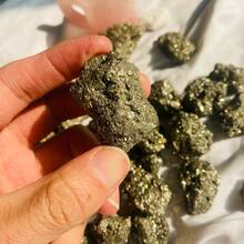 1 mảnh đá Pyrite thô nhỏ, mảnh Pyrite tự nhiên, mảnh Pyrite thô lớn, đá tiền tài, mẫu khoáng vật Pyrite tự nhiên hạt nhỏ - Chalcopyrite không đều, quà tặng độc đáo cho nhà và vườn trong dịp lễ. - Vàng - Xem 5
