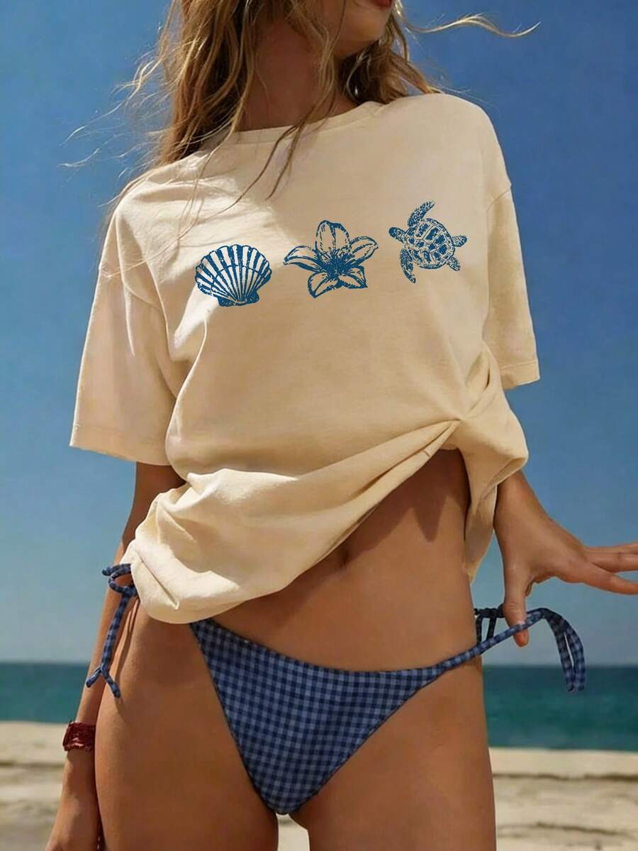 女士夏季新款简约字母、海洋动物、海龟、贝壳、花朵图案休闲度假风宽松圆领浅蓝色短袖T恤，时尚百搭，适合日常和度假穿着。女士浅蓝色T恤。