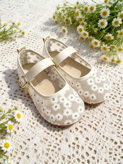 乡村风精选——小雏菊玛丽珍鞋，适合3-12岁女孩。浅桃色网布鞋面，点缀着零星小雏菊刺绣。圆头平底鞋型，配以金属搭扣和金属装饰。防滑橡胶鞋底和柔软鞋垫。清新舒爽的乡村风格。适合日常上学、休闲外出、派对和节日等场合。春夏百搭的公主风外穿鞋！