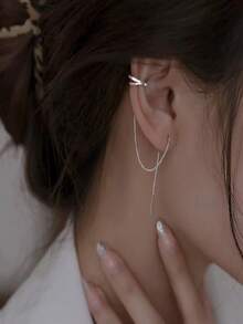 1 Đôi khuyên tai kẹp vành tai tua rua tối giản, thiết kế sang trọng, nhẹ nhàng, đa năng cho đeo hàng ngày, đi làm và hẹn hò. - Bạc - Xem 1