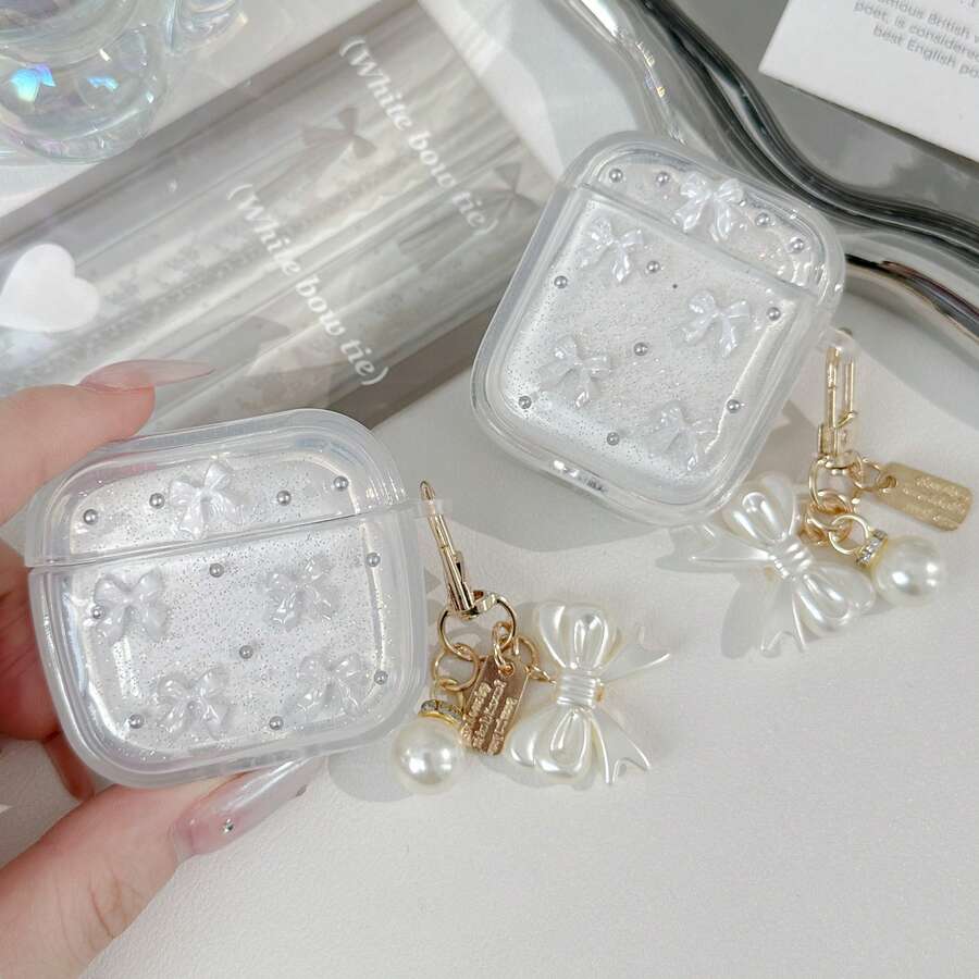 这款蝴蝶结造型的苹果耳机保护套（单只装）采用白色3D仿珍珠蝴蝶结饰面，搭配蝴蝶结元素和金色蝴蝶结吊坠。它具有防震、保护和防尘功能，时尚美观，适合青少年和年轻人使用，既可日常自用，也可作为礼物赠送。