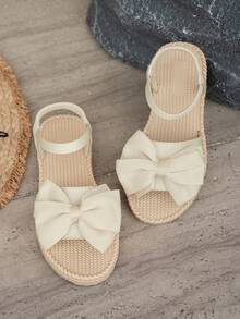 Sandal đế bằng nữ màu be dễ thương họa tiết bướm và hoa, thoải mái, nhẹ, có quai ngang mắt cá chân, phù hợp cho các buổi hẹn hò, tụ họp ngoài trời và ngày Valentine trên bãi biển. - Màu be - Xem 5