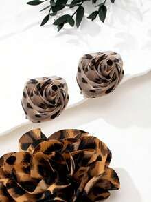 1 Pair Women's Vintage Leopard Print Stud Earrings Wild Elegance, Timeless CharmThe Lively Rotating Petalsshowcasethebold Personalized Of Theleopard Print; The Classic Rose Design Adds A Touch Of Romit, This Pair Of Earrings Is Your Perfect Finishingtouch. - Leopard Print - View 6