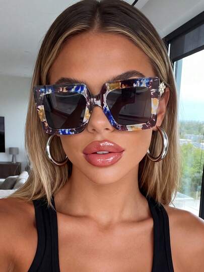 一副男女通用方形花卉框太阳镜，链条镜腿设计，适合钓鱼、运动、度假、旅行、驾驶、街头、海滩、户外活动、高尔夫、节日、登山、街头时尚配饰、派对等场合。