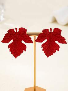 Set de 2 pendientes de gota de aceite con forma de hoja de arce de verano, de aleación - Rojo - Ver 3