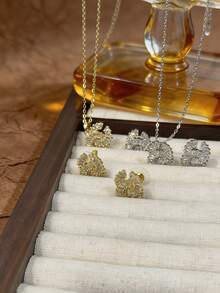Conjunto de joyas de lujo para mujer con forma de C, incrustado con cubic zirconia brillante, combo de collar + aretes, disponible en colores dorado y plateado, elegante y minimalista, adecuado para uso diario, trabajo, fiesta, opción de regalo de lujo de alta gama - Juego de doble C - Ver 4