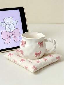 这款奶油色陶瓷马克杯饰有3D粉色蝴蝶结浮雕,配有扭纹手柄和波浪形杯口,造型可爱,适合厨房、家居等多种场合,是享用下午茶、甜点、咖啡馆、婚礼、优雅下午茶、旅行、派对、咖啡馆餐具、精致餐饮的理想之选。它与装饰勺完美搭配,时尚美观,是耐用的厨房用具,也是母亲节的理想礼物。这款3D蝴蝶结牛奶/咖啡杯也适用于餐厅、客厅、咖啡馆等场所,可作为精美礼品赠送。 - 彩色 - 查看 2