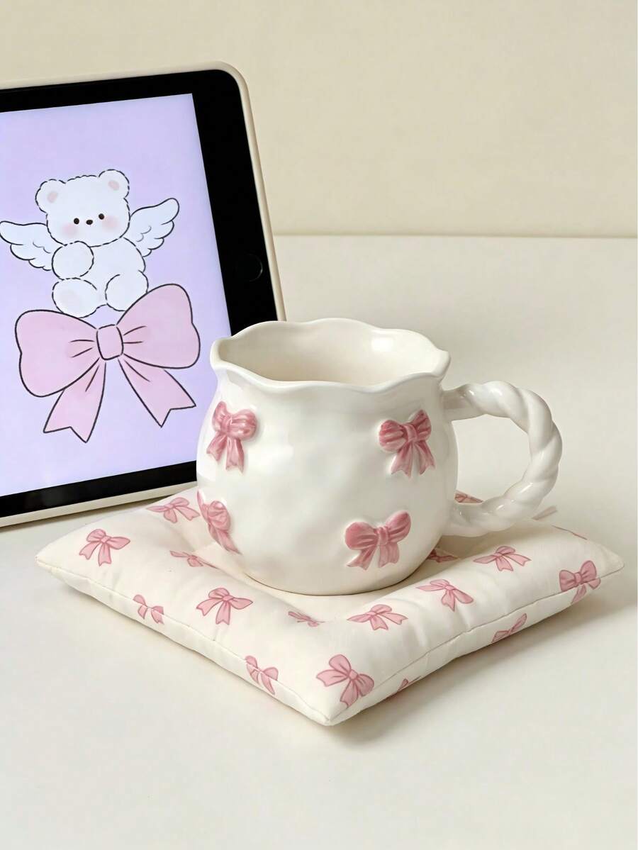 这款奶油色陶瓷马克杯饰有3D粉色蝴蝶结浮雕，配有扭纹手柄和波浪形杯口，造型可爱，适合厨房、家居等多种场合，是享用下午茶、甜点、咖啡馆、婚礼、优雅下午茶、旅行、派对、咖啡馆餐具、精致餐饮的理想之选。它与装饰勺完美搭配，时尚美观，是耐用的厨房用具，也是母亲节的理想礼物。这款3D蝴蝶结牛奶/咖啡杯也适用于餐厅、客厅、咖啡馆等场所，可作为精美礼品赠送。