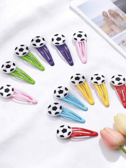 Bộ 5 kẹp tóc hình quả bóng đá World Cup, kẹp tóc mái hình quả bóng đá dễ thương và đa năng dành cho bé gái, nhỏ nhắn và tinh tế, không dễ gãy. Thích hợp để xem các trận đấu, cổ vũ đội bóng, tụ họp người hâm mộ, trang phục hàng ngày, đi học, chụp ảnh với bạn bè, xem trận đấu ở quán bar, trang phục mùa hè, phụ kiện tóc trẻ em, tạo kiểu tóc rối, đạo cụ cổ vũ. Kẹp tóc hình quả bóng đá World Cup, kẹp tóc mái cổ vũ người hâm mộ, kẹp tóc bóng đá trẻ em, kẹp tóc mái bóng đá cho bé gái, kẹp tóc để chụp ảnh trong các trận đấu.