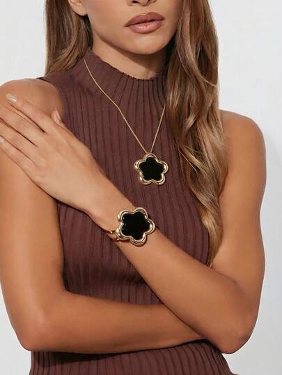 一套两件简约四叶草吊坠项链和手链套装，优雅锁骨链和手链，时尚奢华女士珠宝套装