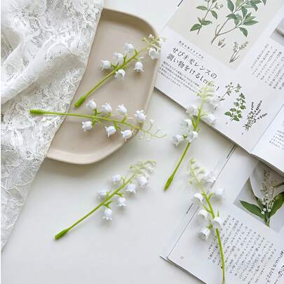 20支逼真仿真铃兰花束 - 拥有栩栩如生的白色钟形花朵和绿色茎秆。这些仿真塑料花非常适合DIY花环、花束、婚礼、家居装饰、母亲节、复活节和情人节 - 适合全年使用。