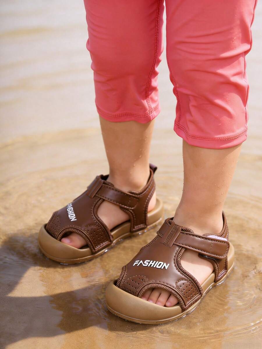 1双欧美新款夏季儿童包头凉鞋，女童凉鞋，男童凉鞋，幼儿鞋，儿童凉鞋，男童鞋，儿童沙滩鞋，男女通用软底防滑透气魔术贴幼儿学步鞋，大童夏季透气防撞沙滩鞋 - 棕色 - 查看 1