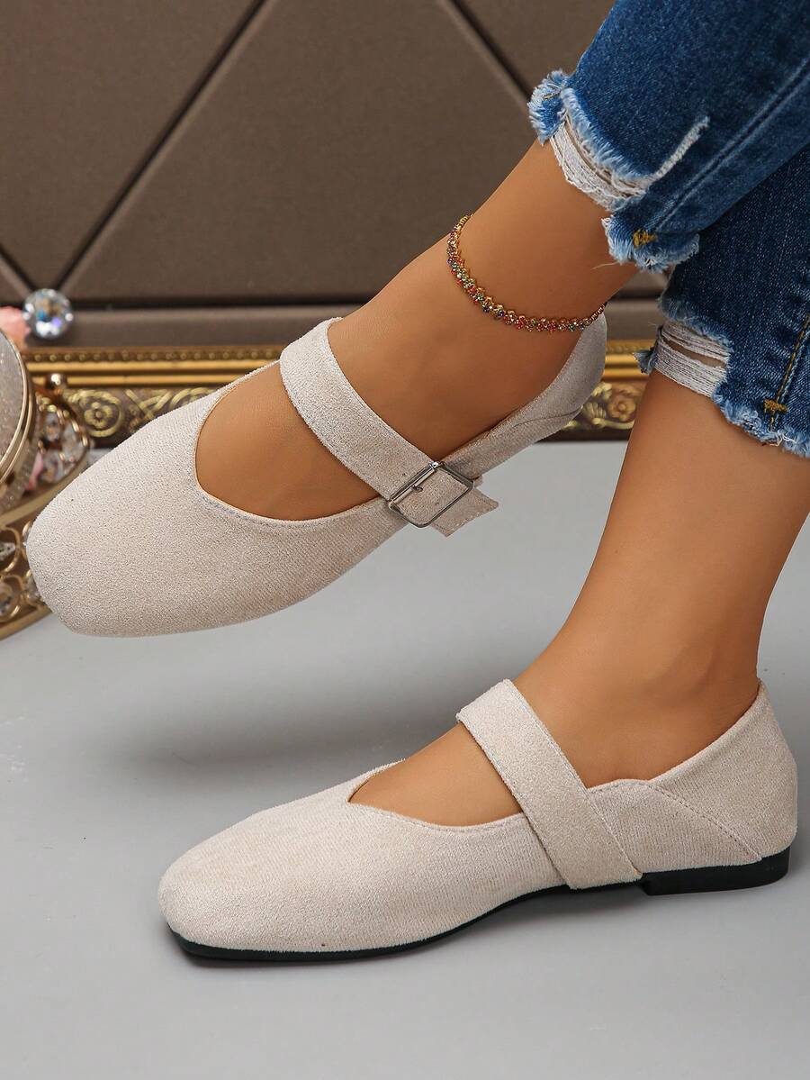 新款女士平底鞋，绒面革休闲一脚蹬，简约日常穿搭之选，舒适百搭的平底凉鞋，适合海滩、度假、派对等场合，米色