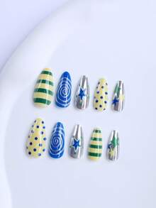 Bộ 24 móng tay giả hình hạnh nhân màu xanh dương và vàng mùa hè, vẽ tay họa tiết ngôi sao và xoắn ốc. Điểm nhấn là các sọc xanh lục tươi mát, chấm bi xanh kiểu "Hyuna" và các chi tiết lá vàng bạc bắt mắt. Móng tay acrylic tái sử dụng, hoàn hảo cho các bữa tiệc mùa hè, hẹn hò và tụ họp. Bộ móng giả bao gồm miếng dán dạng gel (1 tờ) và một dũa móng mini (1 cái). - Nhiều màu - Xem 4