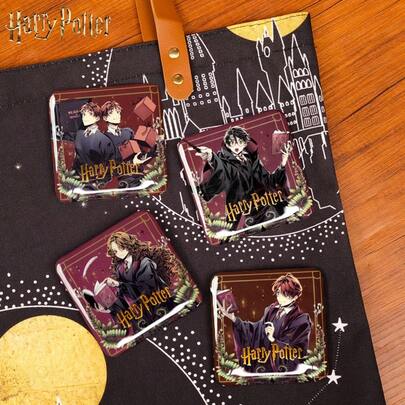 Harry Potter 哈利·波特学习系列徽章套装 – 1枚方形铁皮徽章，图案包括罗恩、哈利、斯内普、赫敏和韦斯莱双胞胎，烫金工艺，官方授权收藏品，适合别在背包、外套和手提包上。