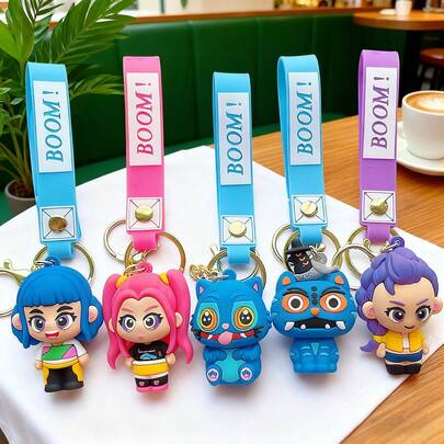 Hasbro Llavero de mascota linda del grupo de chicas, disponible en múltiples estilos, material de goma suave 3D que captura vívidamente las expresiones de los personajes, colores brillantes que no se desvanecen fácilmente. Emparejado con una pulsera impresa a juego y un llavero de metal, portátil. Se puede colgar en llaves, mochilas, bolsos, etc. Ideal para mercancía de fans, acentos de atuendo diario o personalización de estudiantes. Lleno de atmósfera de ídolo y significado conmemorativo para regalos o uso personal.