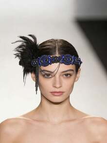 1920年代摩登女郎全套装备！粉色羽毛水钻发箍+几何水钻耳环+珍珠项链+白色手套，让您沉浸在爵士派对的迷人风情中 - 彩色 - 查看 3