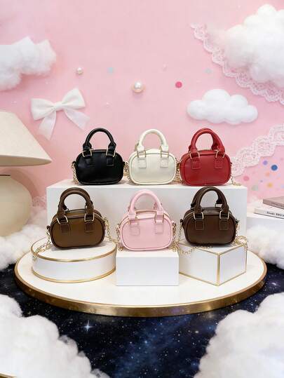 这款全新简约迷你方包，休闲、简约又时尚。采用拉链设计和可调节肩带，适合日常出行、旅行和购物。小巧便捷，轻松收纳日常必需品。百搭实用，是时尚达人的心头好，适合各种风格和场合，适应性强。也是馈赠亲友的理想之选。