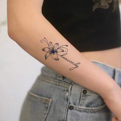 1张防水防晕染临时纹身贴纸，PVC仿百合花纹身贴，男女通用，适合日常使用