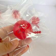 1 pièce de jouet mou fait main répliquant la texture des mini squishies viraux aux prunelles confites. Il offre une sensation ultra douce comme de l'eau, tendre, lisse et soyeuse au toucher. Il présente une résilience souple lorsqu'il est pressé, idéal pour le soulagement du stress et la détente. - Multicolore - Voir 9