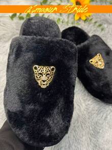 这款家居拖鞋采用金色豹纹水钻镶嵌设计，触感舒适柔软，时尚百搭，室内外皆宜。它是时尚达人的理想之选，款式多样，包括女士拖鞋、毛绒拖鞋、简约黑色毛绒卧室拖鞋、白色拖鞋和灰色拖鞋。此款为闭趾拖鞋。 - 黑色 - 查看 6