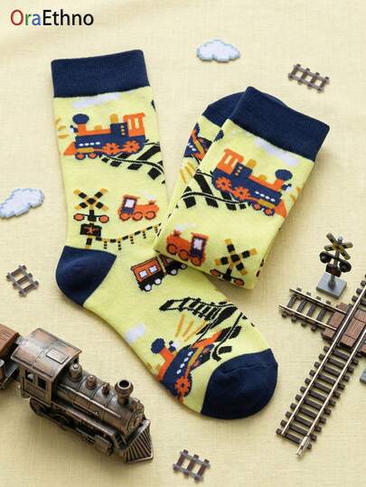 一双男士趣味火车冒险主题袜子（卡通蒸汽火车和铁路图案），卡通印花撞色设计，吸汗防臭，柔软舒适，新颖有趣，保暖舒适。是送给父亲、儿子、祖父、丈夫、男友、火车和交通爱好者的趣味礼物，适合生日、万圣节、圣诞节和各种主题活动。也是送给儿子妻子、女儿和女友的最佳火车主题礼物，四季皆宜。