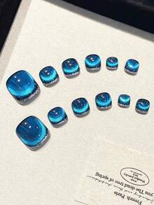 12片装（脚趾甲）为手工制作的深蓝色按压式脚趾甲，带有亮面猫眼图案和碎钻装饰。它们用途广泛，高端大气，适合女性和女孩在日常聚会和派对上佩戴。套装包含美甲贴纸、果冻胶和防滑贴。 - 寶藍色 - 查看 4