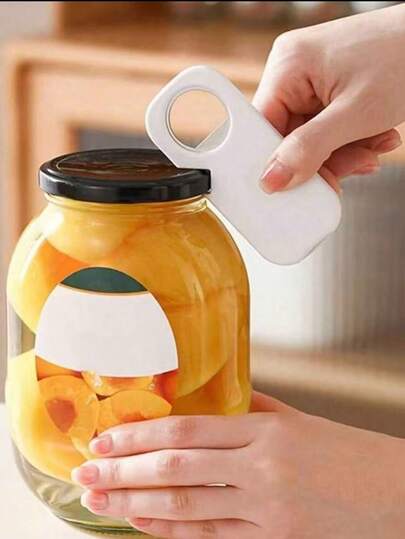 1个磁性多功能开瓶器，集开瓶、开罐、开盖三项功能于一体，适用于家用啤酒、饮料瓶、啤酒罐、汽水罐及其他瓶装饮料。小巧的塑料材质和磁性结构，适合居家、露营、聚会等场合使用。无需电源，厨房好帮手，女士礼物、家庭礼物、男士礼物皆宜。