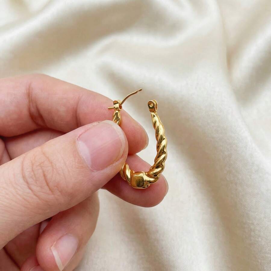 2/4/6件套扭纹椭圆耳环，简约而质感十足，适合女性日常佩戴。