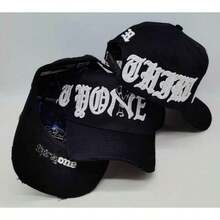 Serie de Gorras de Béisbol Oficiales de la Banda Thirty One con Letras Góticas de Diamantes (Negro) - Negro - Ver 4