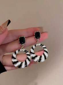 1 par de pendientes a rayas blancas y negras, pendientes de aro exagerados retro, pendientes de moda y versátiles para mujeres - Blanco y Negro - Ver 2
