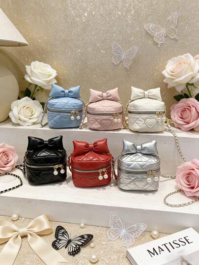 Chiếc túi xách mini kiểu dáng thời trang và dễ thương này với điểm nhấn là chiếc nơ xinh xắn, mang thiết kế độc đáo kiểu Nhật Bản, phù hợp cho nhiều dịp khác nhau. Nó rất đa năng, thích hợp cho các hoạt động ngoài trời, vui chơi, đi làm và nhiều hơn nữa, là món quà hoàn hảo dành cho các bạn tuổi teen.