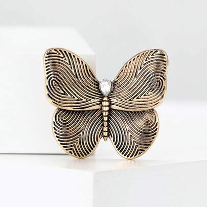 Broșă fluture texturată vintage cu amprentă, disponibilă în auriu/argintiu, textură 3D cu ondulații + corp fluture cu cristale artificiale, vibrație artistică retro, potrivită pentru ținute zilnice, naveta sau întâlniri.