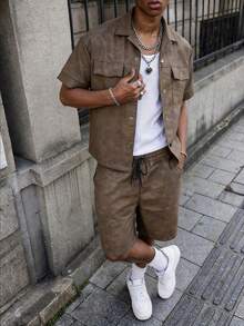 男士街头风两件套，时尚PU短袖衬衫，胸前口袋，按扣设计，搭配松紧腰抽绳短裤，宽松短款，百搭棕色套装，男女皆宜，情侣装，适合周末度假、户外运动、海滩假期、海滩派对，是送给男友、儿子和母亲节的完美礼物。 - 棕色 - 查看 4