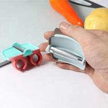 1 pieza Pelador de dedos de acero inoxidable, puede pelar patatas, manzanas, calabazas y otras frutas y verduras, pelador y rallador manual multifuncional - Multicolor - Ver 4