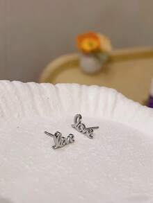 1 paire de boucles d'oreilles en acier inoxydable avec lettres "LOVE", boucles d'oreilles de haute qualité, non décolorantes. Bijou quotidien cadeau pour femmes, accessoire de boucles d'oreilles unisexe pour couple - Argent - Voir 8
