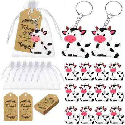 Bộ quà tặng tiệc chủ đề bò sữa 24 món, bao gồm móc khóa, thiệp cảm ơn và túi lưới trắng, thích hợp làm quà tặng trong các bữa tiệc chủ đề động vật trang trại, tiệc sinh nhật, quà tặng lễ rửa tội và quà lưu niệm Giáng sinh cho khách mời.