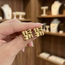 Orecchini quadrati e soffici con design floreale, motivo floreale minimalista ma elegante, adatti per uso quotidiano e occasioni come feste - Multicolore - Visualizzare 3