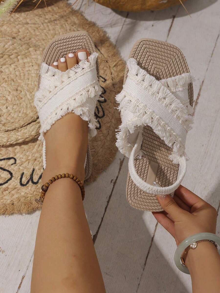 Kate Miuch Dép xăng đan đế bằng nữ màu trắng, be, kaki, nhẹ, thoáng khí, hở mũi, thích hợp cho mùa xuân, hè và thu. Kiểu dáng tối giản, gợi cảm, ngọt ngào, dễ thương với quai chéo và tua rua/bèo nhún, phù hợp cho bãi biển, ngày Valentine, dạo phố, câu lạc bộ, sinh viên đại học và các dịp thường ngày khác.